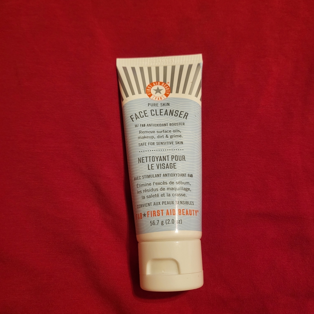First Aid Beauty Face Cleanser - White